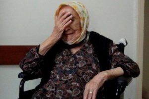 Vicdansızlığın bu kadarı! Engelli annelerini sokakta bıraktılar!