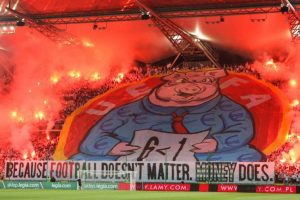 Legia Varşova taraftarından UEFA'ya ağır gönderme!