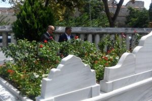 G&uuml;l, Erbakan'ın mezarını ziyaret etti