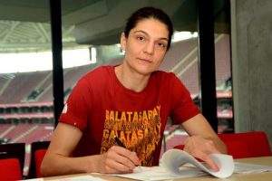 Nevriye Yılmaz s&ouml;zleşmesini yenildedi