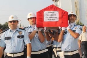 Polis memuru ve oğlu g&ouml;zyaşları i&ccedil;inde uğurlandı