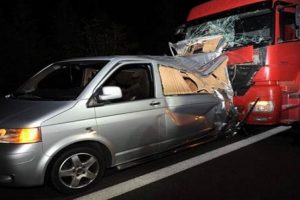 D&uuml;zce'de trafik kazası: 2 &ouml;l&uuml;, 1 yaralı