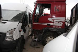 Kontrolden &ccedil;ıkan TIR 8 araca &ccedil;arptı