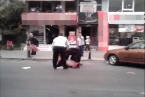 Polisi duyunca &ccedil;ırıl&ccedil;ıplak soyundu
