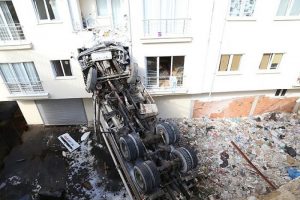 Beton mikseri apartmanın bah&ccedil;esine d&uuml;şt&uuml;