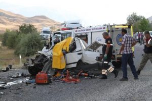 TIR ile &ccedil;arpıştı: 2 &ouml;l&uuml;