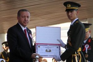 Diplomasını Cumhurbaşkanı'nın elinden aldı