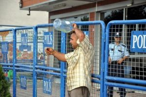 Karakol &ouml;n&uuml;nde kendini yakmak istedi