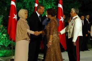 Orgeneral Necdet &Ouml;zel: Kırmızı &ccedil;izgiler aşılırsa...