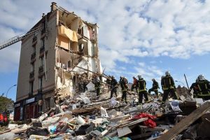 Paris'te bina &ccedil;&ouml;kt&uuml;: 2 &ouml;l&uuml;, 12 yaralı