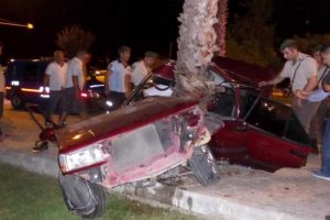 İkiye b&ouml;l&uuml;nen ara&ccedil;tan sağ &ccedil;ıktı