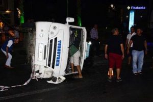 Minib&uuml;s ile otomobil &ccedil;arpıştı: 8 yaralı