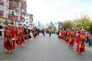 Geleneksel festival y&uuml;r&uuml;y&uuml;ş&uuml;yle başladı