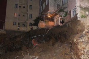 Evlerin bah&ccedil;eleri &ccedil;&ouml;kt&uuml;!