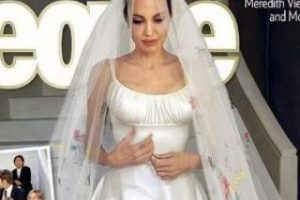Angelina Jolie'nin merak edilen gelinliği...