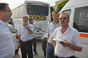 İneg&ouml;l'den Bursa'ya iş&ccedil;i almaya gelen iki servis aracı bağlandı