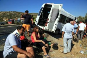 Turist minib&uuml;s&uuml; kaza yaptı: 15 yaralı
