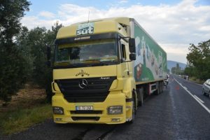 Bursa'da feci kaza! TIR motosiklete &ccedil;arptı