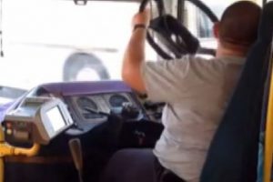 Şof&ouml;r direksiyonu yerinden &ccedil;ıkardı ve...