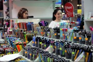 &Ccedil;in malı kırtasiye &uuml;r&uuml;nlerine afişli tepki