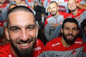 Arda Turan Fatih Terim'in doğum g&uuml;n&uuml;n&uuml; kutladı...