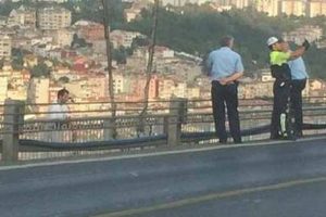 O polis 'selfie' &ccedil;ekmemiş, durumu g&ouml;stermek istemiş