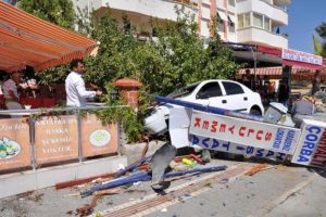Kontrolden &ccedil;ıkan otomobil dehşet sa&ccedil;tı