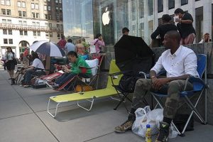 iPhone 6 i&ccedil;in şimdiden sıraya girdiler