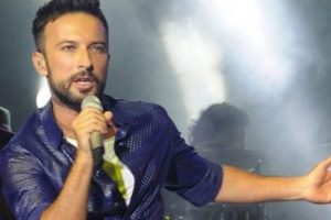 Tarkan s&ouml;yledi Burcu Esmersoy yağmurda dans etti...