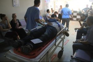 Otomobil kamyona &ccedil;arptı: 3 yaralı