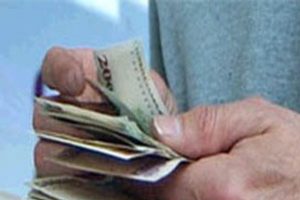 Kendisini kamu kurumu m&uuml;d&uuml;r&uuml; olarak tanıtıp dolandırdı