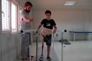 Savaşın &ccedil;ocukları T&uuml;rkiye'de ayağa kalkıyor