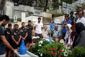 Ediz Bahtiyaroğlu'nu mezarı başında andı