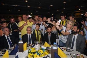 Başkan ve futbolcuları şampiyonluğu kutladı