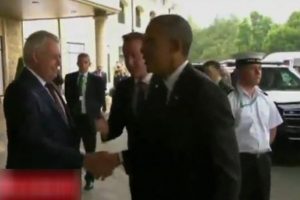 Cameron'un eli iki kez havada kaldı!