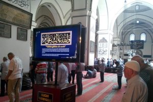 Ulucami'deki hat yazıları, ziyaret&ccedil;ilere LCD ekranla tanıtılıyor