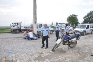 Motosiklet direğe &ccedil;arptı: 2 yaralı