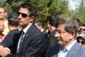 Annesinin mezar taşında yazan ağıt dikkat &ccedil;ekti