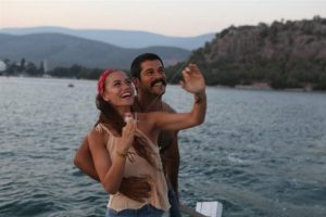 Burak &Ouml;z&ccedil;ivit hastaneye kaldırıldı...