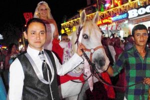 İngiliz geline T&uuml;rk usul&uuml; d&uuml;ğ&uuml;n