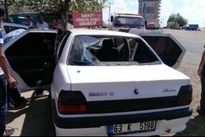 Akılalmaz kaza! &Ouml;n camdan girdi, arka camdan &ccedil;ıktı!