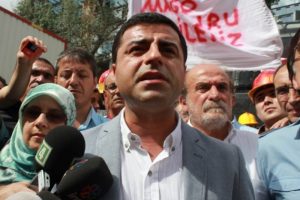 Demirtaş'tan rezidans &ouml;n&uuml;nde a&ccedil;ıklama