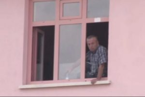 Ailevi sorunları, onu intiharın eşiğine getirdi