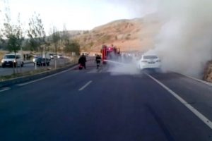 Seyir halindeki ara&ccedil; alev aldı