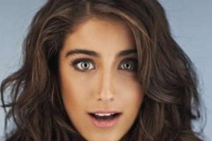Hazal Kaya j&ouml;nlerin arasında kaldı...