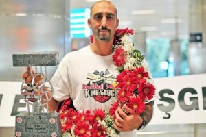 Şampiyon Kıvan&ccedil; İzmir'de coşkuyla karşılandı