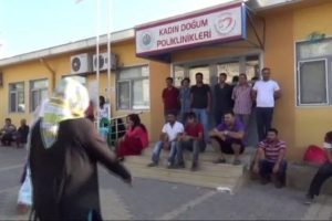 Eylemciler hastane kapılarına kilit vurdu