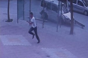 Yanındaki kadını bırakıp ka&ccedil;tı