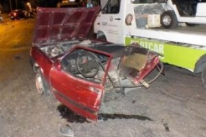 Kazada otomobilin yarısı bakın nereye savruldu?