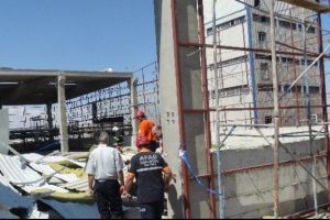 Fabrika inşaatı &ccedil;&ouml;kt&uuml;: 2 yaralı